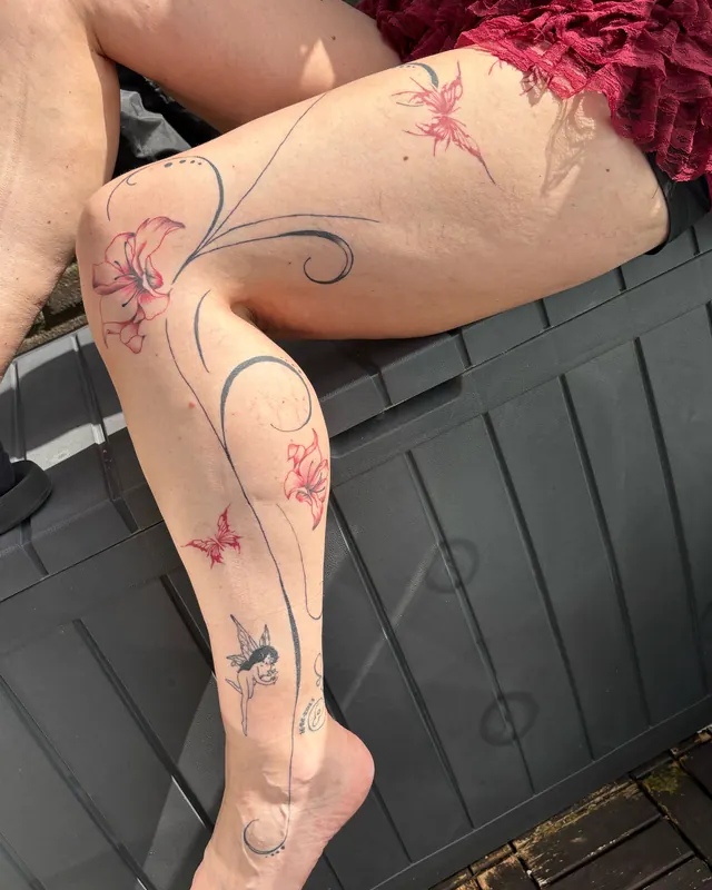 Werk van Nylah: flowing blackwork over een been