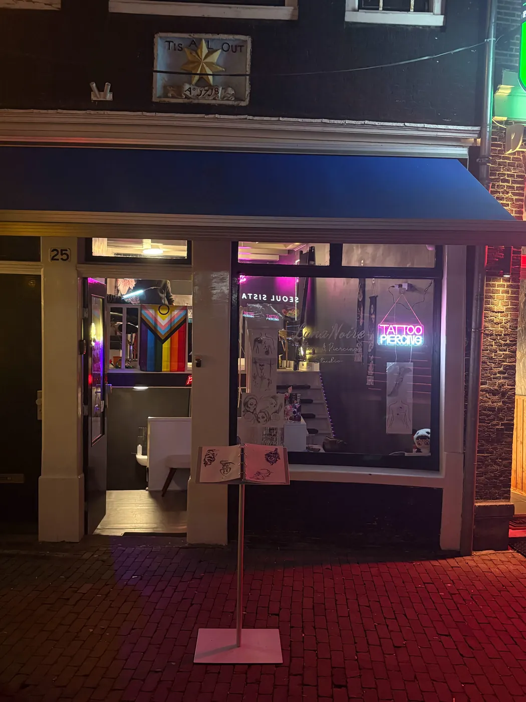 De gevel van LunaNoire aan de Reguliersdwarsstraat 25 bij avond