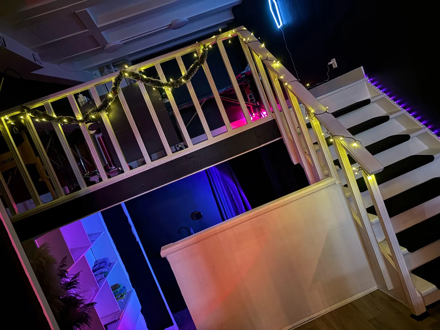 Trap met lichtjes en paars neonlicht in de studio