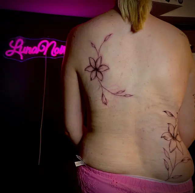 Freehand bloemen in roze en zwart op de rug