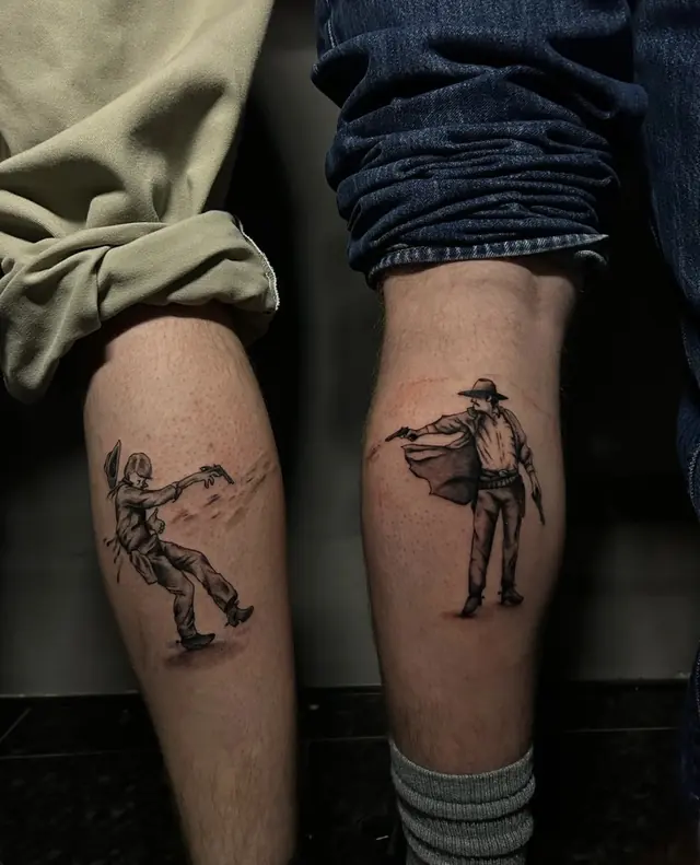 Twee figuren op de kuiten in blackwork