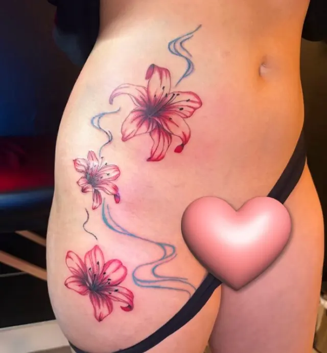 Lelies in kleur met blauwe flowlijnen op de heup
