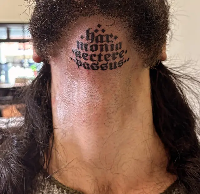 Gotische lettering in de nek