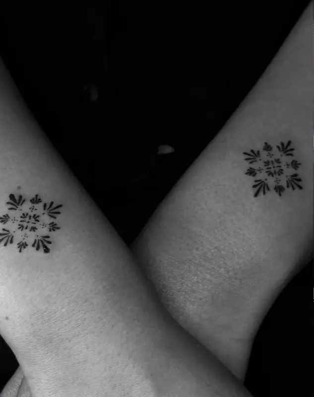 Twee bijpassende ornamenten, matching tattoo