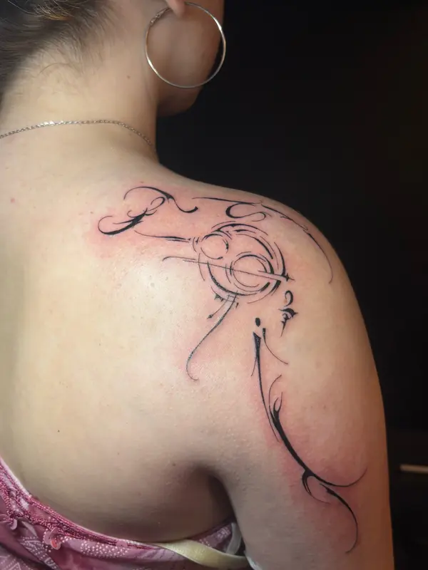 Flowing lijnen over schouder en arm met een fineline tulp