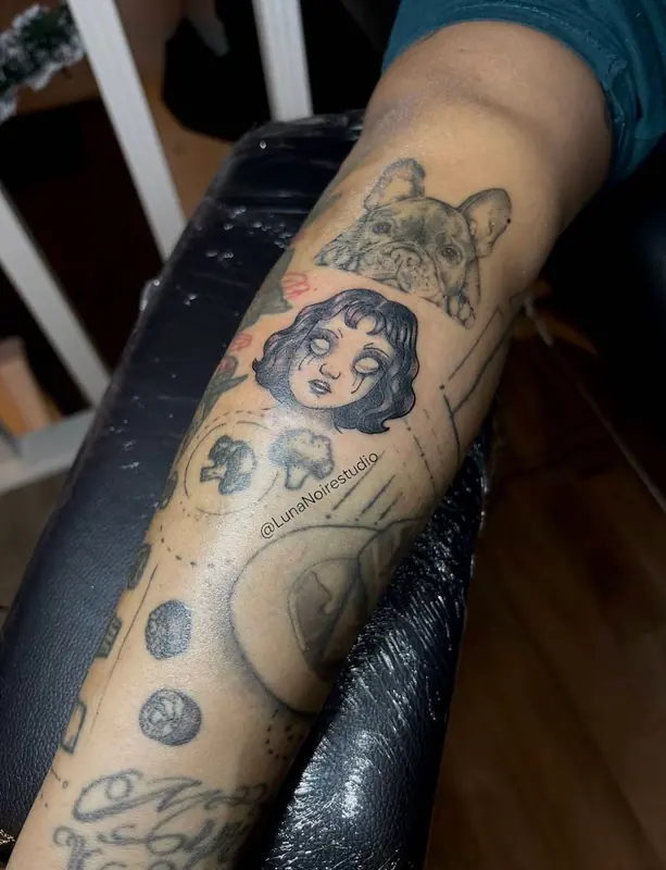 Arm met portret en meerdere kleinere stukken